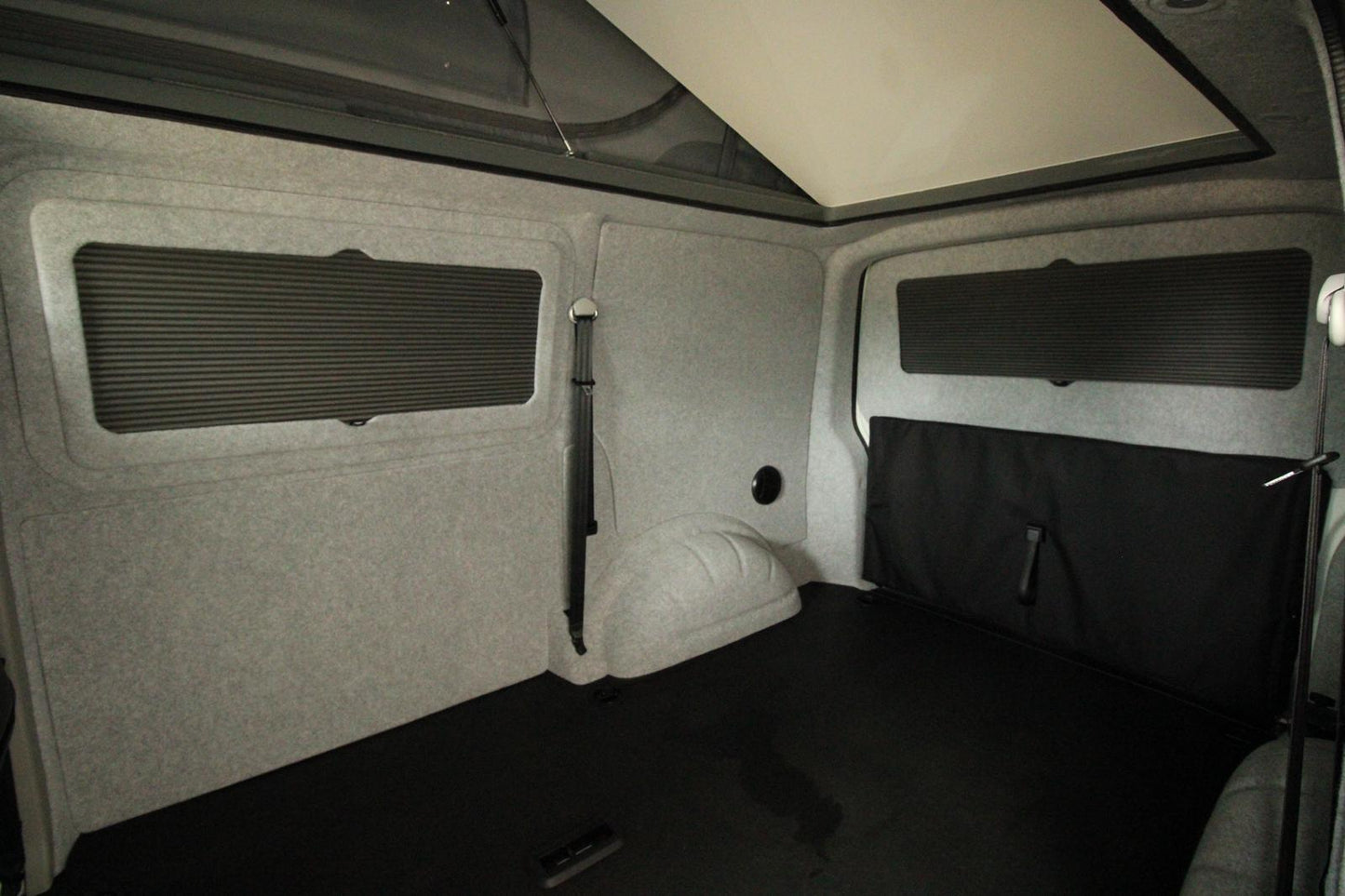 Window Pod® I | Volkswagen Transporter T5/T5.1 | Vanshades® | Achterklep