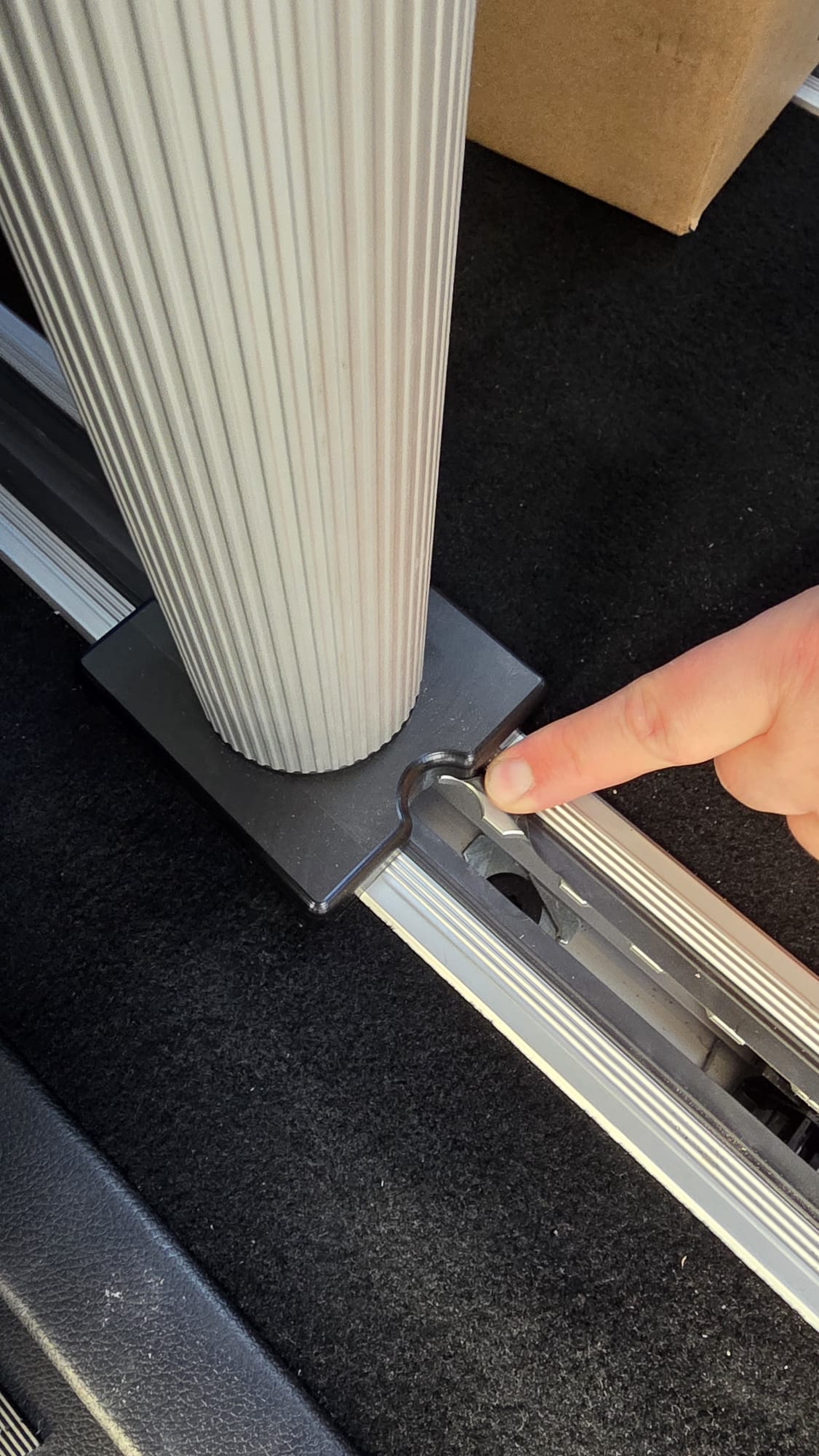 Draaibare Tafelpoot voor Mercedes V-Klasse & EQV – Originele Vloerrail, Airline & Schnierle