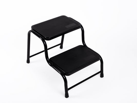 Dubbele trede van staal, zwart gepoedercoat. Hoogte 38 cm, draagvermogen 150 kg